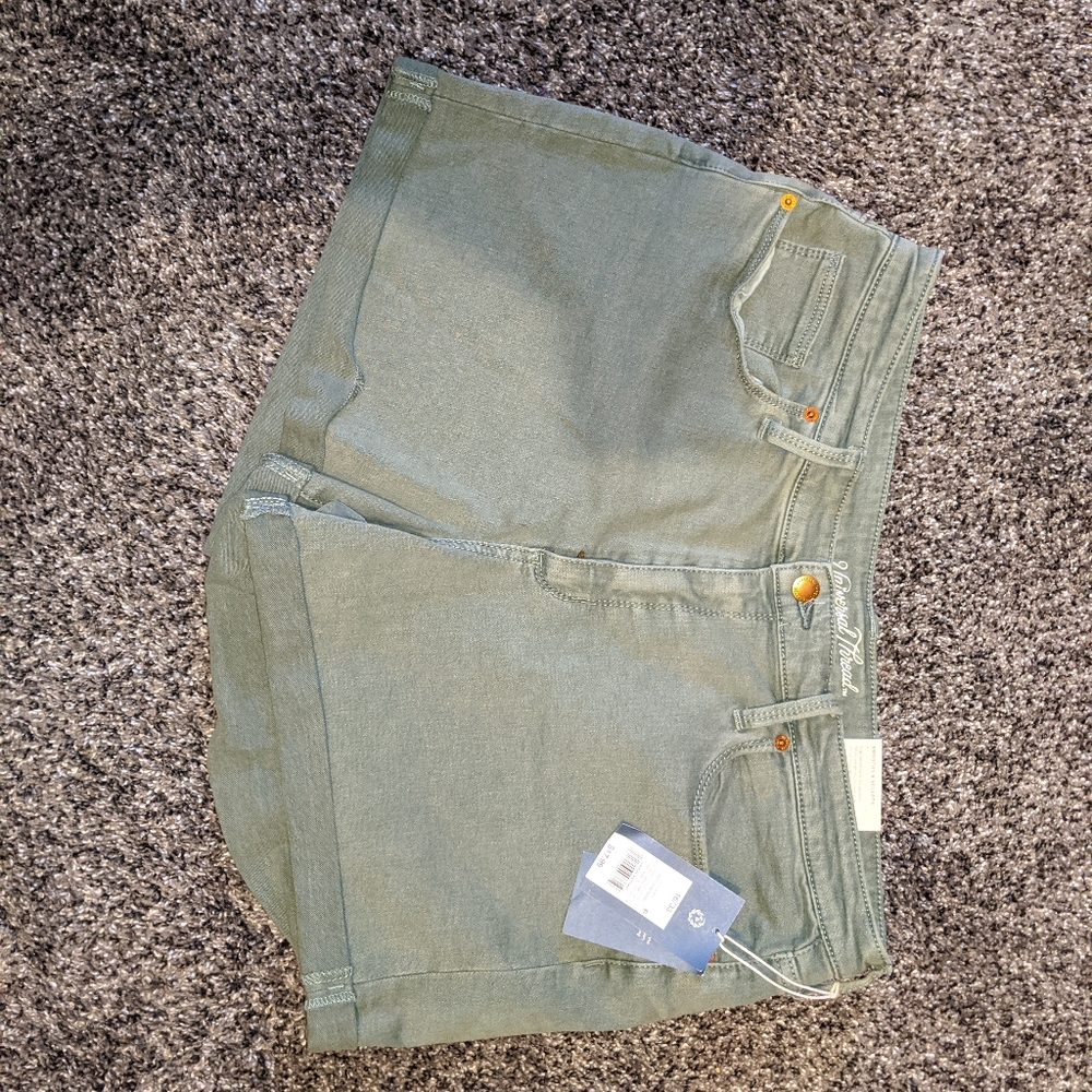 Universal threads shorts